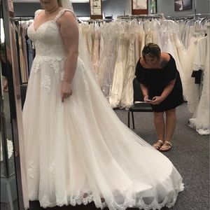 Brand new Essence of Australia/ Maggie Sottero Dress